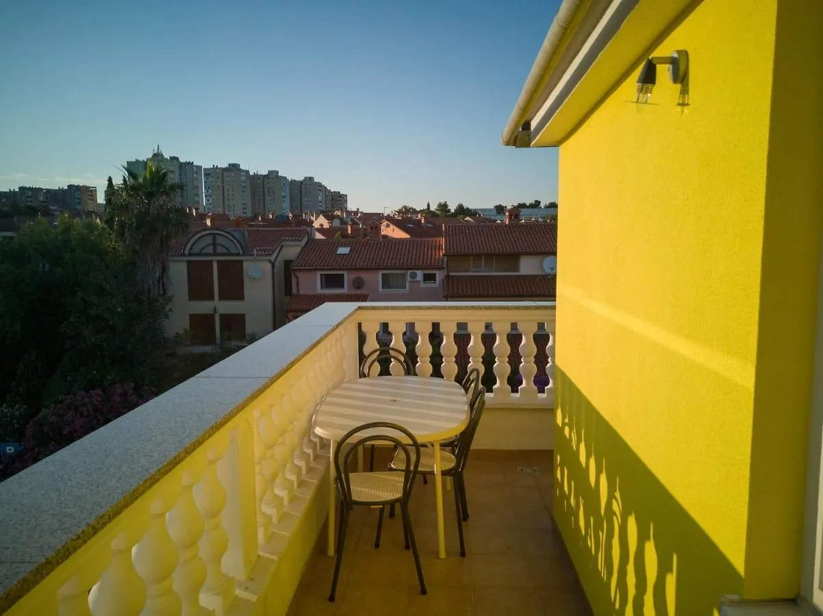 Jela Apartment With A Big Balcony Pula Croatia