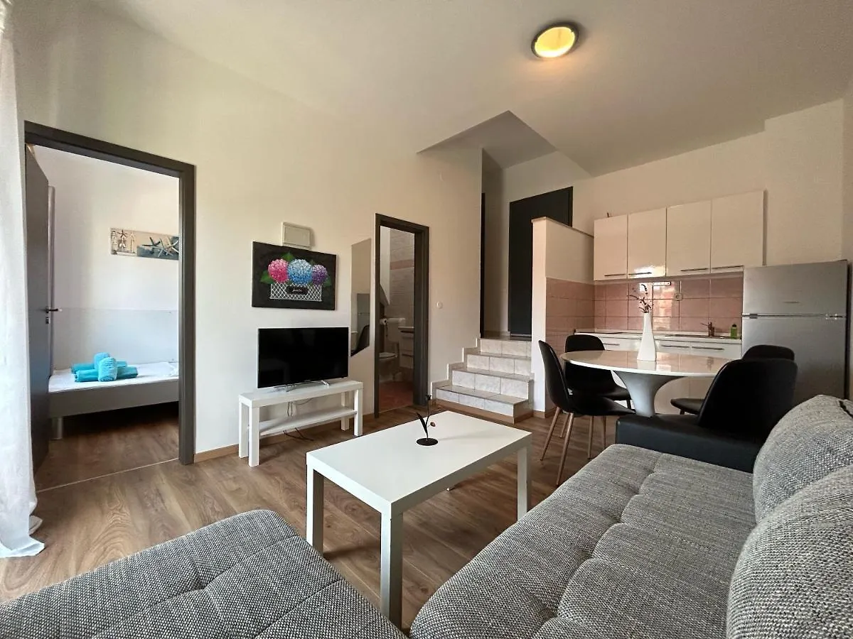 Jela Apartment With A Big Balcony Pula
