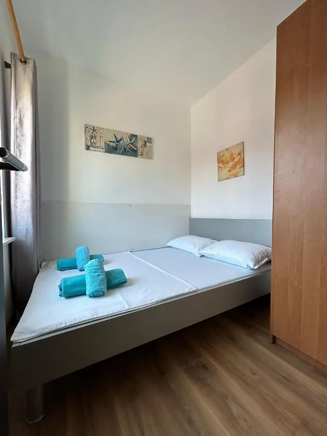 Jela Apartment With A Big Balcony Pula